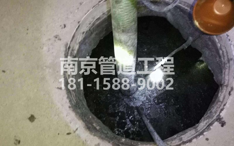 216新闸村清理化粪池