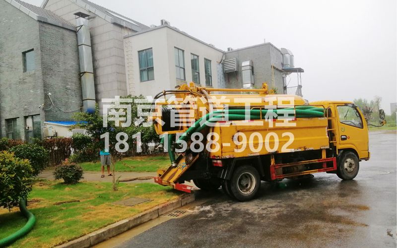 246新闸村小区化粪池清理