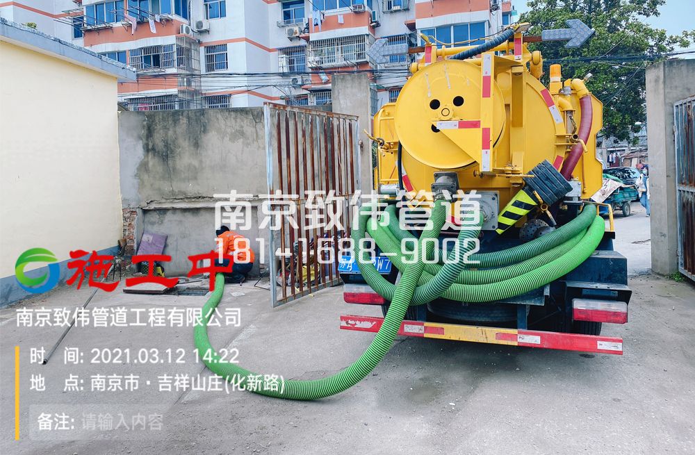 323新闸村公厕化粪池清理